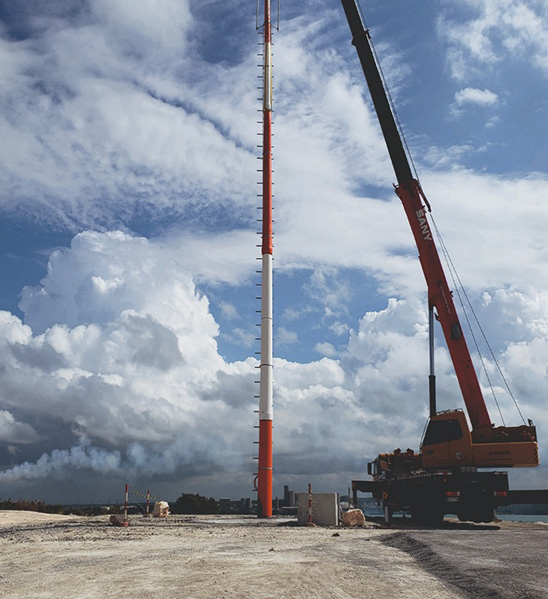 Grua instalando poste de fibra de vidrio