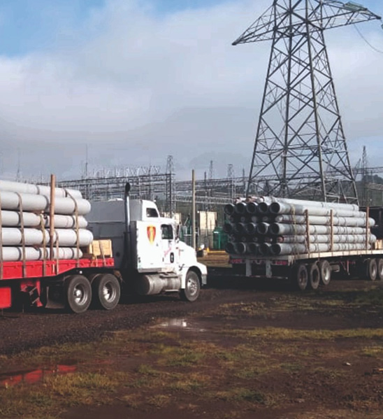 Trailers transportando postes de fibra de vidrio